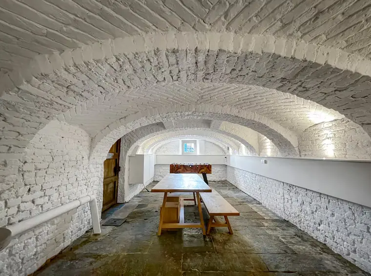 La cave voûtée en pierre.