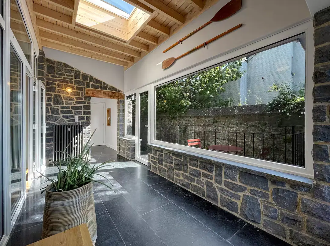 Une enfilade intérieure ouvrant sur la verdure.