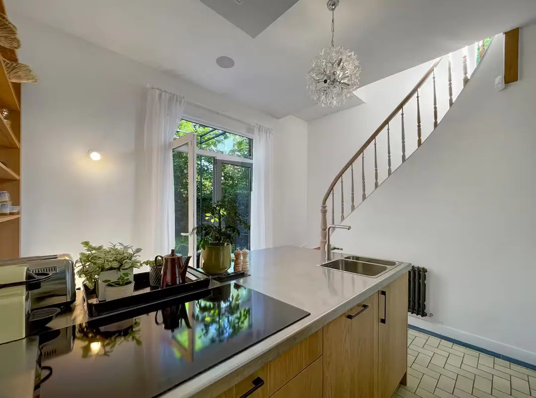 Cuisine ouverte et escalier sculptural.