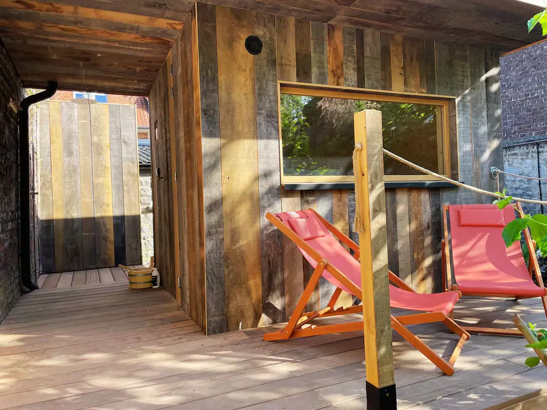 La douche extérieure sur la terrasse en bois.