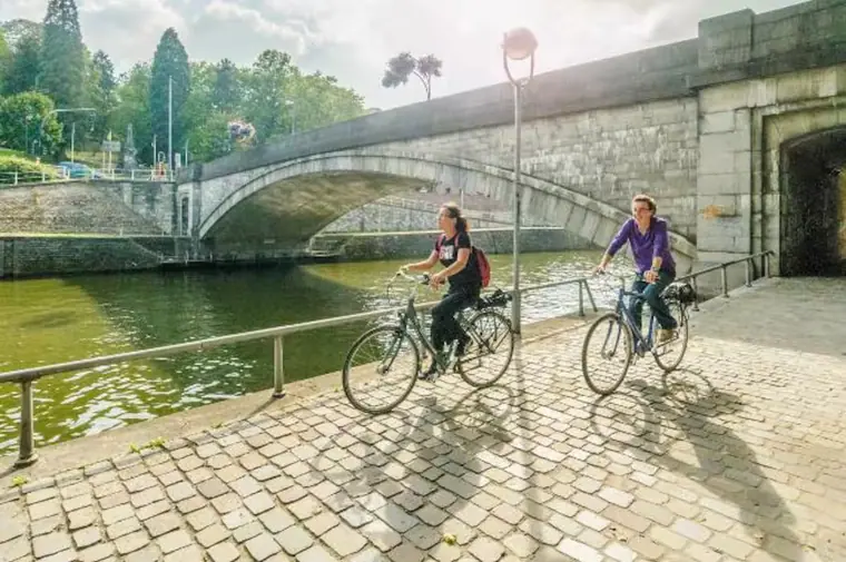 Cyclistes sur le chemin de halage le long de la Meuse.