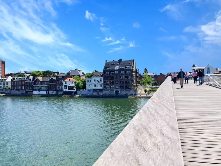 La passerelle l'Enjambée au-dessus de la Meuse.
