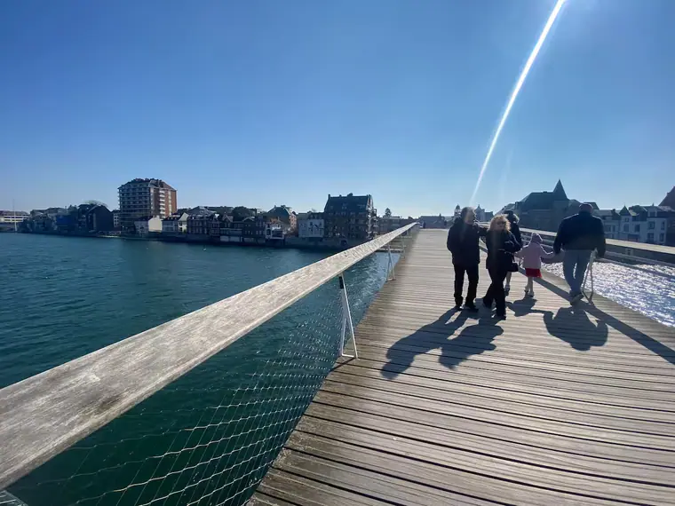 Le ponton de bois qui avance sur la Meuse.