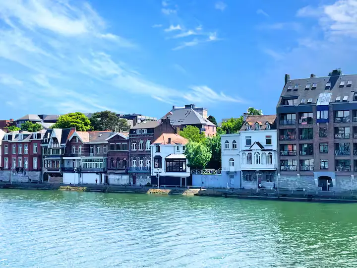 Les quais de Meuse et leurs façades colorées.