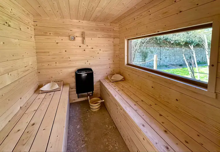 Le sauna privé en bois clair.