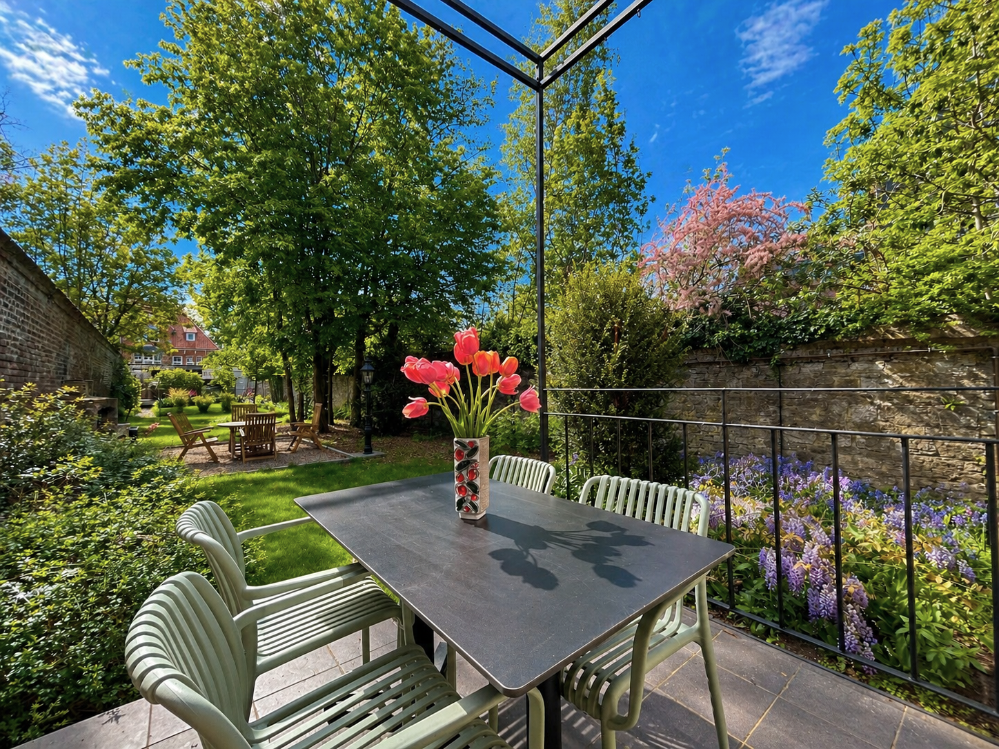 Terrasse et jardin clos de la maison