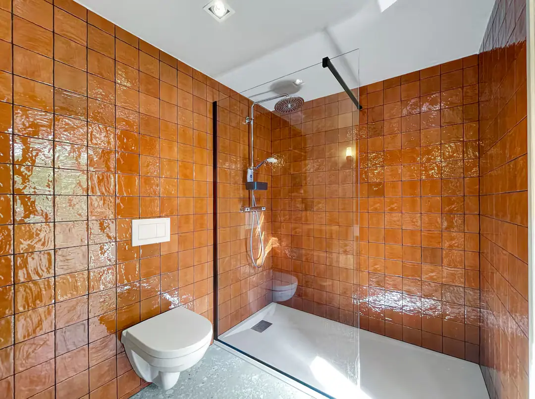 Salle d'eau habillée de terre cuite émaillée.