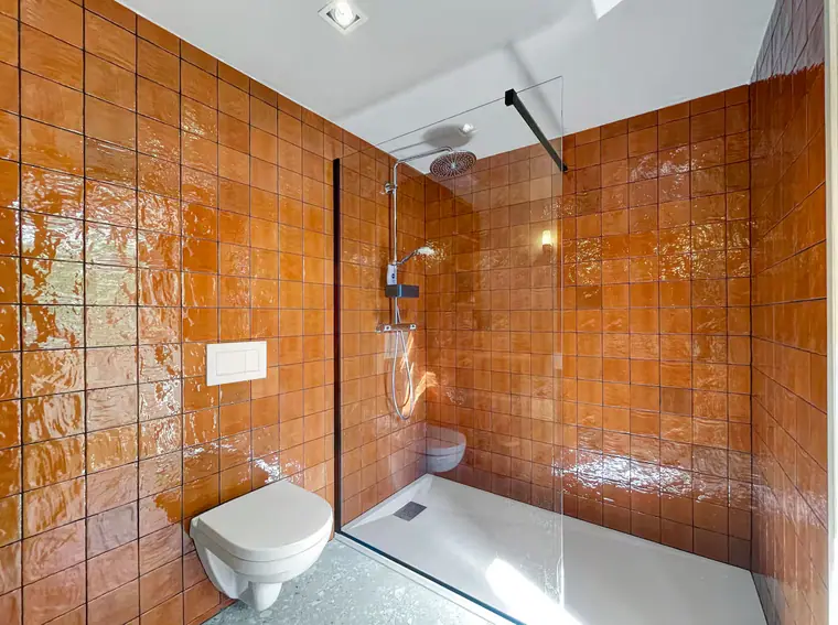 Salle d'eau en terre cuite émaillée.