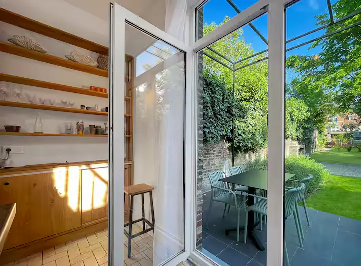 La véranda vitrée ouverte sur le jardin.