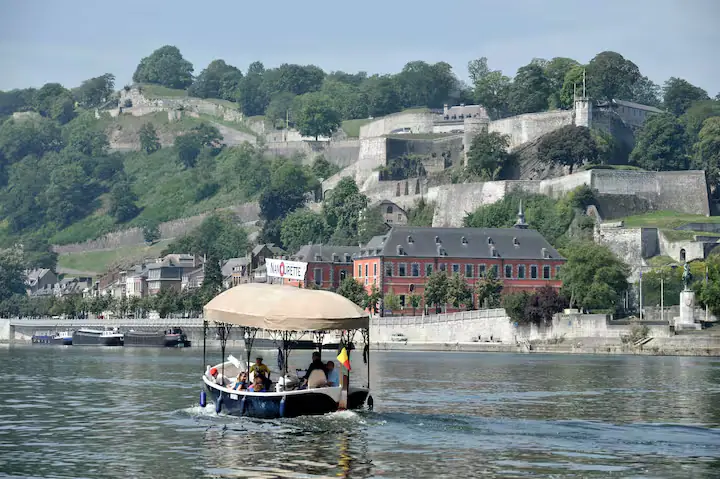La vieille ville de Namur au fil de l'eau.