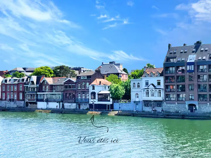 La maison vue depuis l'autre rive de la Meuse, une flèche pointant la maison.