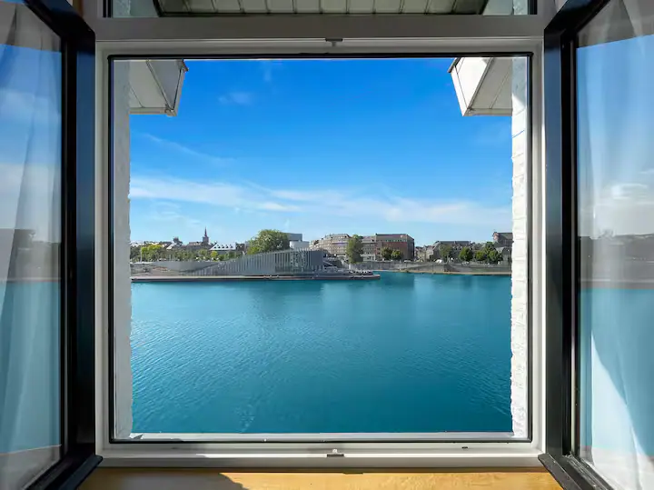 La Meuse encadrée par la grande fenêtre du salon.